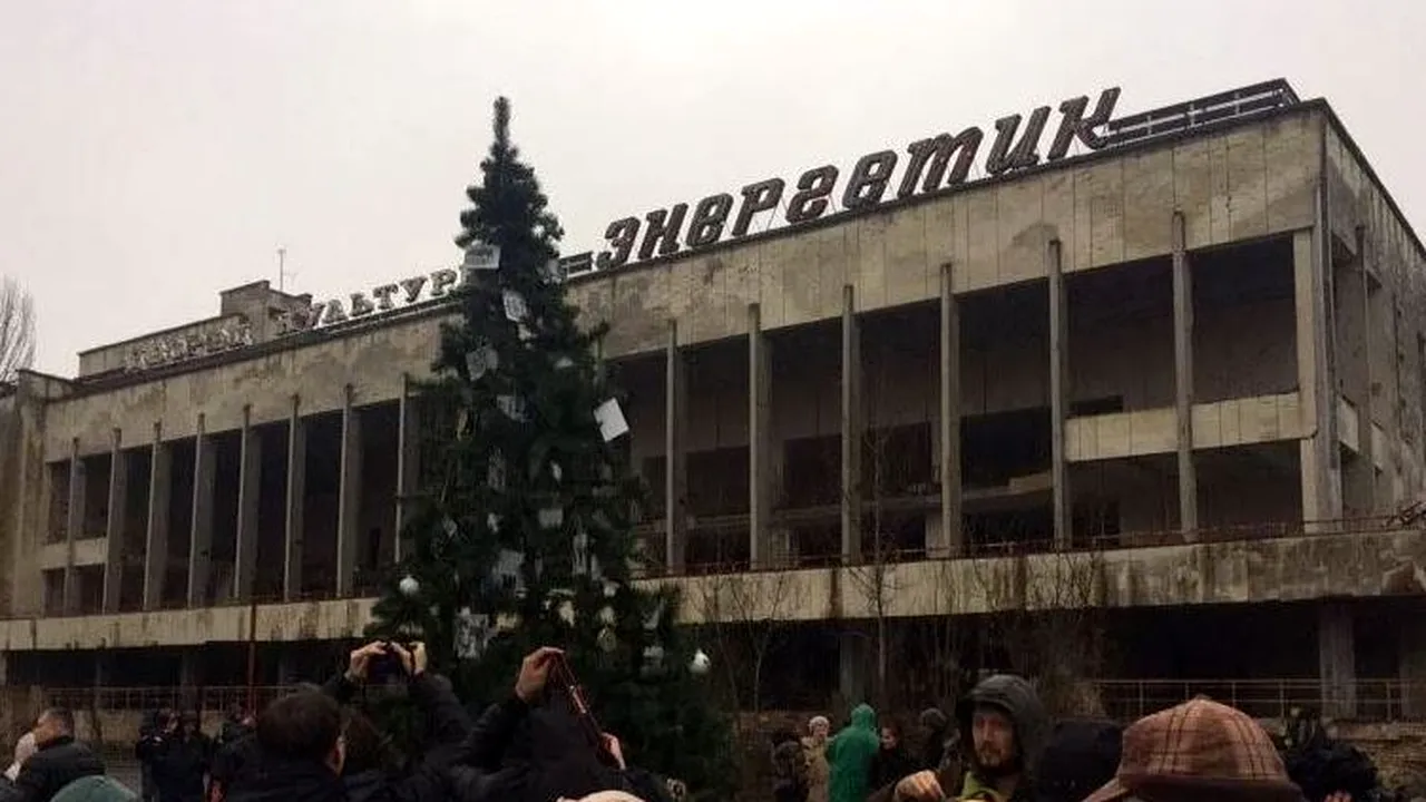 Primul brad de Crăciun în Prîpeat, după dezastrul nuclear de la Cernobîl din 1986. Cu ce l-au decorat foştii locuitori ai oraşului. FOTO