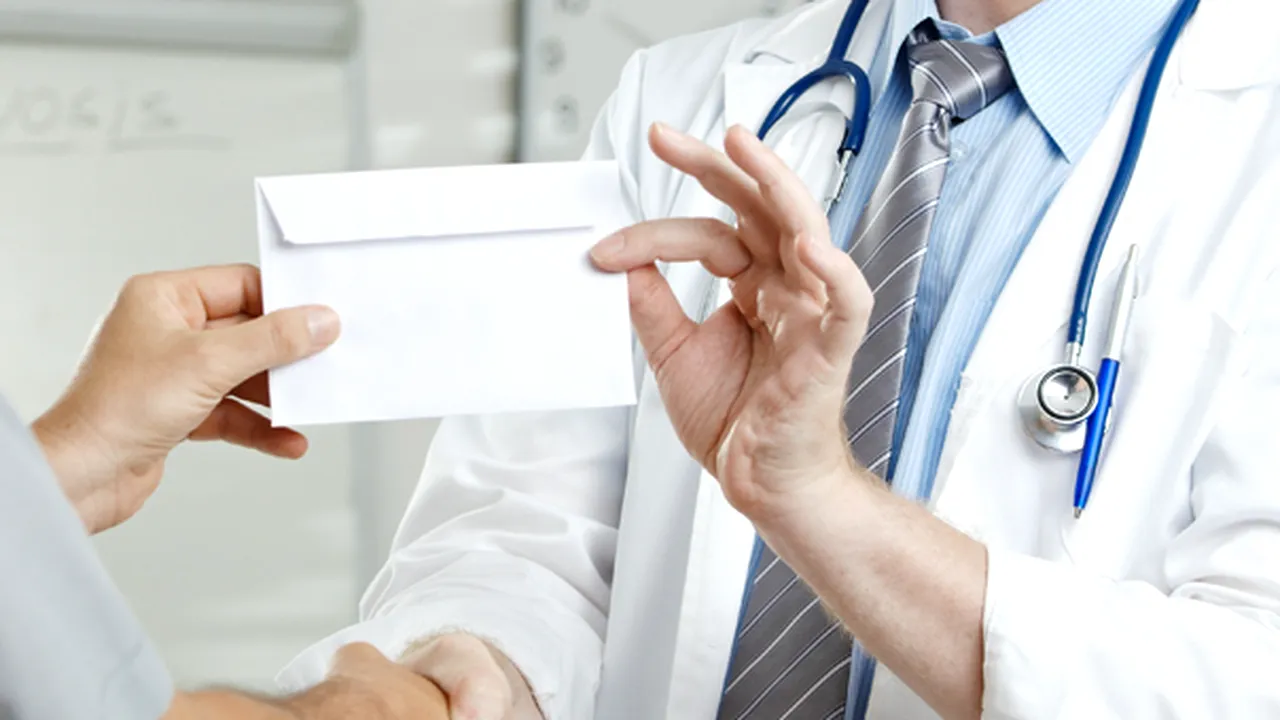 Chirurgul prins luând mită la Timişoara a fost arestat preventiv