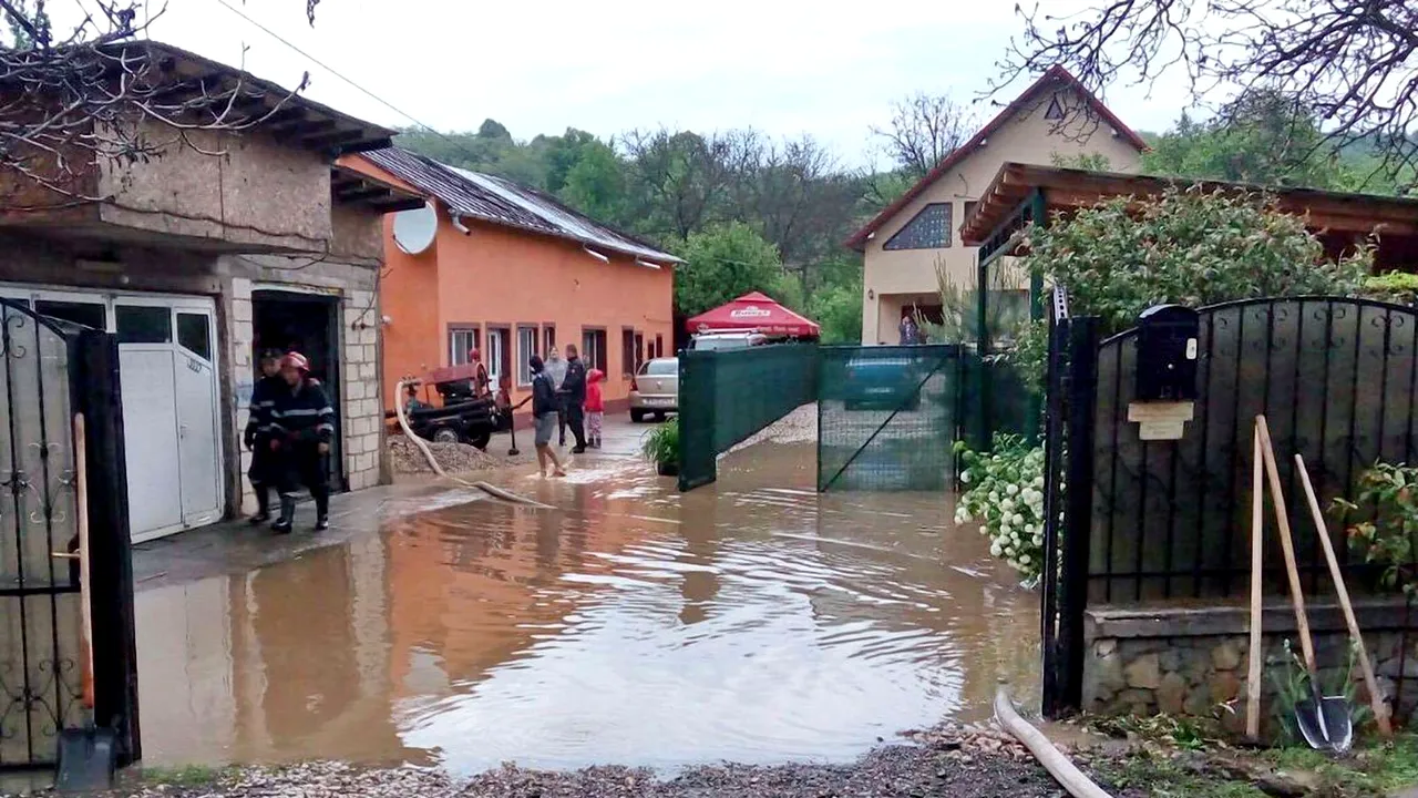 FOTO Zeci de gospodării din cinci judeţe, afectate de INUNDAŢII